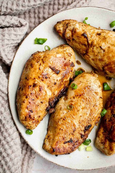 Mexican Chicken Breast Recipes, Mexican Chicken Breast, Paleo Chicken Chili, Chicken Mexican, Enchilada Ingredients, Mexican Chicken Recipes, Pan Chicken Fajitas, Quick Chicken Recipes, Chicken Caesar Salad