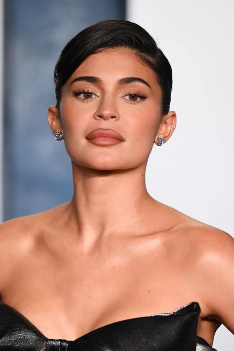 BEAUTY Maquillaje Kylie Jenner, Celebrity Surgery, Kylie Jenner Hair, Red Carpet Makeup, Kylie Jenner Look, Fresh Makeup, Kylie Jenner Makeup, Big Ears, Glowing Makeup