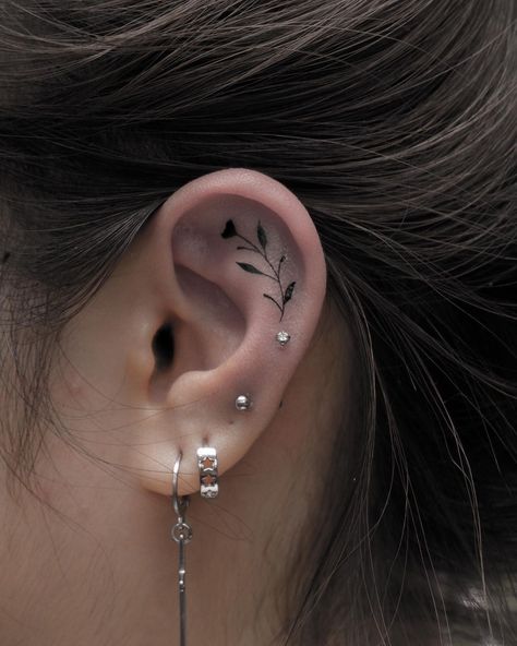 Cartilage Tattoo Ear Flower, Botanical Ear Tattoo, Cartilage Tattoo, Tragus Tattoo, Ear Tats, Flash Ideas, Tree Tattoo, Tragus, Ear Tattoo