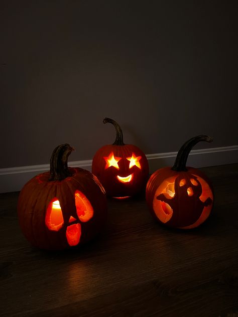 Cute Aesthetic Pumpkin Carving Ideas, Pumpkin Carving Halloween, Asethic Pumpkin Carving, Pumpkin Aesthetic Carving, Carving Small Pumpkins Ideas, Cool Halloween Pumpkins, Pumpkin Carving Inspo Easy, Coquette Pumpkin Carving, Halloween Activities Aesthetic