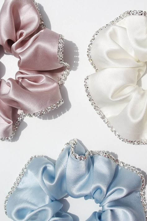 Scrunchie Business, Cute Scrunchies, Pola Macrame, Diy Hair Scrunchies, Diy Hair Accessories Ribbon, Scrunchies Diy, Handmade Scrunchie, Silk Scrunchies, Handmade Hair Accessories