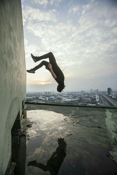 Tune into your parkour instincts! Parkour Gym, Action Pose Reference, Anatomy Poses, Human Poses Reference, Human Poses, Dynamic Poses, Figure Drawing Reference, Body Poses, Break Dance