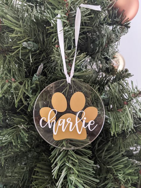 Personalized Christmas Gifts Cricut, Acrylic Disk Ornament, Christmas Clear Ornament Ideas, Cricket Ornaments, Cricut Xmas Gift Ideas, Cricut Ornament Ideas, Acrylic Ornaments Diy, Christmas Cricut Projects To Sell, Dog Ornaments Christmas