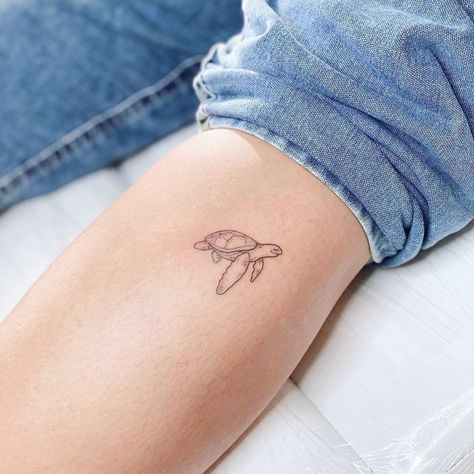 Aesthetic Turtle Tattoo, Turtle Silhouette Tattoo, Minimal Turtle Tattoo, Tatttooo Ideas Minimal, Rarotonga Tattoo, Fine Line Tattoo Turtle, Fineline Turtle Tattoo, Turtle Tattoo Fine Line, Turtle Line Tattoo