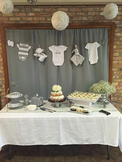 Baby Shower Clothesline Ideas | Hanging onesies is a great idea for baby shower decorations. It\'s like a DIY banner and you can do it for a girl, boy, or neutral baby shower. Pin it. #babyshower #babyshowerdecorations #decoration Baby Shower Clothesline, Shower Farmhouse, Babyshower Party, Idee Babyshower, Baby Shower Invitaciones, Fiesta Baby Shower, Shower Bebe, Cozy Farmhouse, Baby Shower Winter