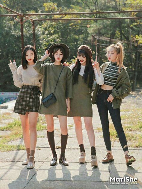 Seasons hanging out on autumn days Korean Fashion Ulzzang, Mode Ulzzang, K Fashion, Korean Fashion Trends, Ulzzang Fashion, Korea Fashion, Inspired Outfits, 가을 패션, Fashion Korean