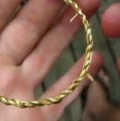 Make Great Cordage Out Of Grass - How to weave cord out of natural materials Grass Weaving Diy, Natural Cordage, Grass Craft, Survival Basics, Natural Weaving, Grass Weaving, Shtf Survival, Survival Project, Basket Weaving Diy