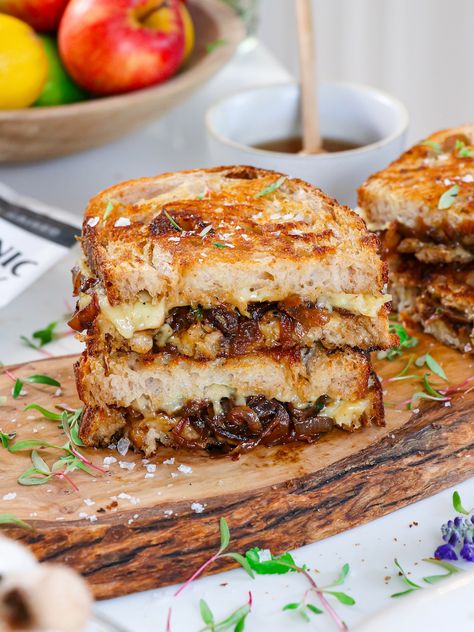 I simply can not put into words how delicious this grilled cheese is! Grilled Cheese Restaurant, French Onion Grilled Cheese, Onion Grilled Cheese, Caramelized Onions And Mushrooms, Grilled Peppers, Dinner Today, Gourmet Cheese, Sandwich Ingredients, Grilled Cheese Recipes