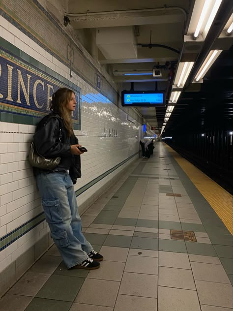 Subway Photo Ideas, Nyc Poses Ideas, Aesthetic Nyc Pics, Chicago Picture Ideas, Chicago Instagram Pictures, Metro Pics, Subway Pictures, Subway Pics, Nyc Subway Aesthetic