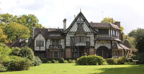 Tudor Manor House, Medieval Mansion, Tudor Manor, The Bends, Normandie France, Old Manor, Tudor Style Homes, Medieval Houses, La Seine