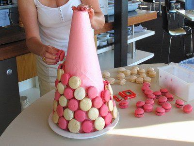 Cone 21 Macaroon Tower, Tårta Design, Decoration Buffet, Macaron Tower, French Macaroons, Macaron Recipe, Mini Cheesecakes, Candy Table, Eclairs