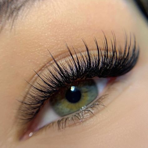 Eyelash Extensions Styles Cat Eye Wispy, Whisky Volume Lashes, Eyelash Extensions With Glitter, Perfect Eyelash Extensions, Whispie Eyelash Extension, Light Wispy Lashes, Hybrid Wispy Eyelash Extensions Cat Eye, Eyelash Extensions Styles Wispy, Short Wispy Lash Extensions