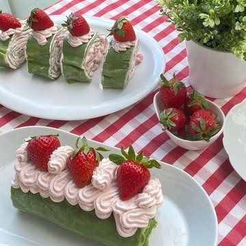 ︎︎ ︎ ︎︎︎ on X: "strawberry matcha crepe rollcake 🍓 https://t.co/OaxGHuE09F" / X Strawberry Matcha Cake, Matcha Green Aesthetic, Shortcake Trifle, Strawberry Matcha, Matcha Cake, Matcha Green, Red Food, Trifle, Green And Red