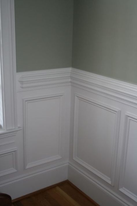 Beautiful wall trim moulding - traditional wainscoting with contrasting wall color above the chair rail, via Garden Web Wainscoting Ideas Bedroom, Trim Molding Ideas, Wall Trim Molding, Molding Ideas, Dining Room Wainscoting, Wainscoting Styles, Casa Clean, Trim Molding, Wall Trim