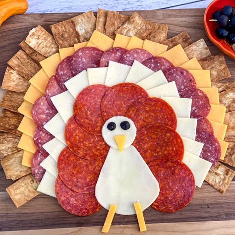 Turkey Charcuterie Board, Turkey Charcuterie, Thanksgiving Charcuterie Board, Thanksgiving Charcuterie, Beef Tip Recipes, Thanksgiving Snacks, Thanksgiving Appetizer Recipes, Snacks Appetizers, Turkey Cheese