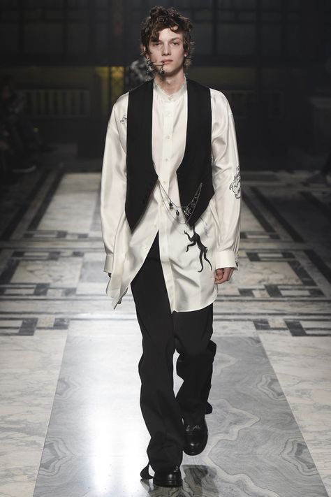 Alexander McQueen Fall 2016 Menswear Fashion Show Alexander Mcqueen 2016, Alexander Mcqueen Menswear, Double Breasted Overcoat, Mcqueen Fashion, Long Overcoat, 2016 Menswear, Alexander Mcqueen Men, Fall Winter 2016, Mens Fall