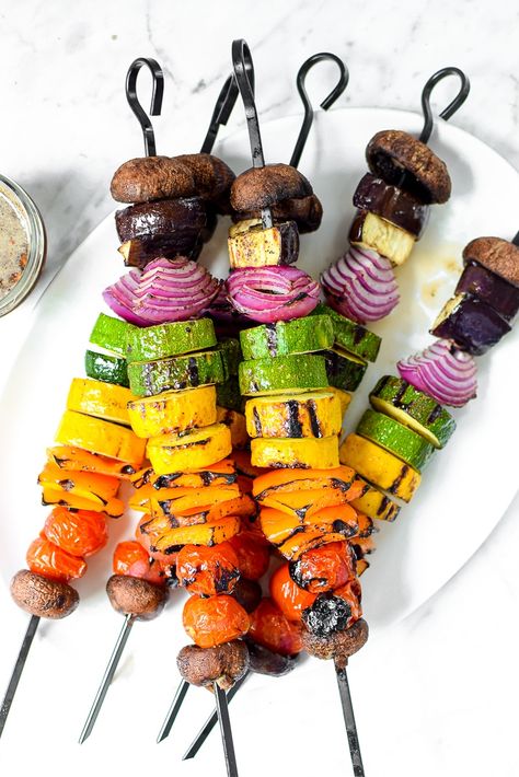 Rainbow Veggie Skewers, Vegan Bbq Skewers, Grilled Kebabs Skewers, Rainbow Kebab, Veggie Bbq Ideas, Veggie Skewers Grill, Veggie Kabobs On The Grill, Vegetarian Camping Meals, Veggie Kabob