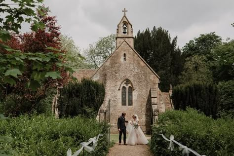 Pretty Church Wedding, Plague Muffins, Church Wedding Aesthetic, English Church Wedding, Vintage Church Wedding, Old Church Wedding, Country Church Wedding, British Weddings, Quaint Wedding