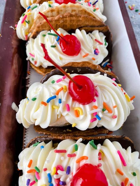 Try this banana split dessert tacos recipe filled with fresh fruit, chocolate, and deliciousness in a crispy waffle cone shell! Peach Cobbler Tacos, Dessert Tacos, Mexican Fried Ice Cream, Cone Ideas, Dessert Taco, Pavlova Cake, Banana Split Dessert, Dessert Restaurants, Nice Cream Recipe