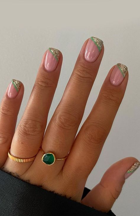 green and glitter side french nails, french nail designs, modern french manicure, french manicure 2022 Side French Nails, French Style Nails, Modern French Style, Nail Green, Glitter French Tips, Ten Nails, Green Nail Art, French Tip Nail Designs, Style Nails