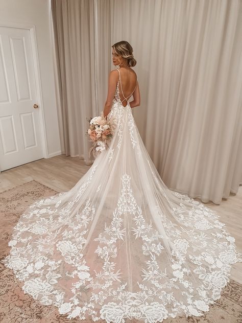 Wedding Dresses Big Train, Elegant Flowy Wedding Dress, Corset Flowy Wedding Dress, Ethereal Wedding Dress Romantic, Wedding Dresses Long Train, Marry Someone Who, Kiss Books, Big Wedding Dresses, Dreamy Wedding Dress