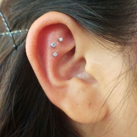 Triple Flat Piercing, Flat Piercing Ideas, Flat Ear Piercing, Ear Piercing Gold, Baby Ear Piercing, Triple Ear Piercing, Tiny Diamond Earrings, Diamond Star Earrings, Flat Piercing