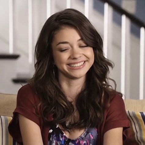 Hailey Modern Family, Hailey Dunphy, Modern Family Haley, Haley Dunphy, Pfp Y2k, Sarah Hyland, Family Doctors, Icon Pfp, Dream Hair