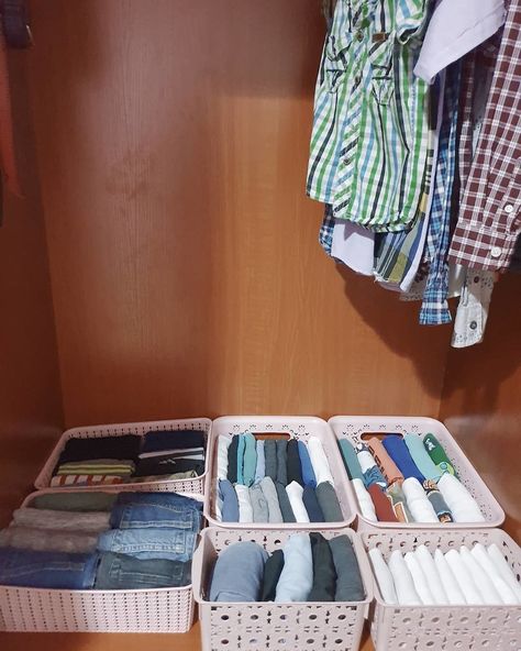 Hostel Wardrobe Organisation, Small Cupboard Organization Clothes, Hostel Organisation, Cupboard Organiser Clothes, Almirah Organising Ideas, Cupboard Organization Clothes, Organize Inspiration, Folding Sweaters, Small Wardrobe Organisation