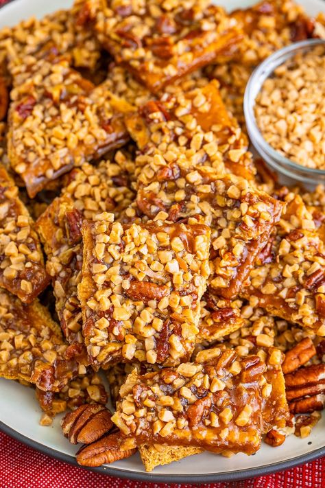 Easy Graham Cracker Toffee with Heath Bits Toffee Fudge, Heath Toffee, Graham Cracker Toffee, Toffee Bark, Potato Candy, Cracker Toffee, Toffee Recipe, Cracker Cookies, Toffee Bits