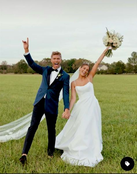 Amanda Batula Wedding Dress, Amanda And Kyle Wedding, Backyard Wedding Poses, Amanda And Kyle Cooke Wedding, Kyle And Amanda Wedding, Wedding Photo Ideas Rustic, Couples Wedding Portraits, Wedding Photos Rustic, Bride And Groom Wedding Poses