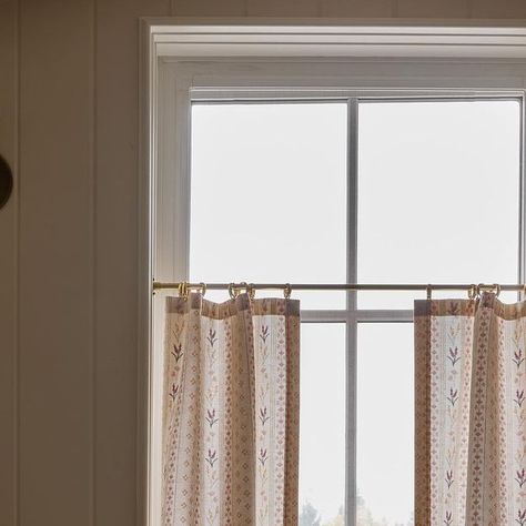 Ashley Montgomery Design on Instagram: "the most darling bath with the sweetest cafe curtain 💛 #projectvandorf . . Photographer: @lomillerphoto" Linen Cafe Curtains Bathroom, Cafe Curtain Bedroom, Cafe Curtain Bathroom, Ashley Montgomery Design, Ashley Montgomery, Lulie Wallace, A Peaceful Place, Sweet Cafe, Cafe Curtain