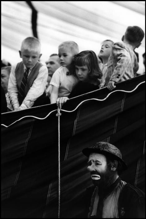 © Bruce Davidson/Magnum Photos USA. New Jersey. 1958. Beatty-Cole-Hamid Circus at Palisades Amusement Park. Emmet Kelly, Palisades Amusement Park, Apartment Photography, Bruce Davidson, Large Family Poses, Online Photography Course, Emmett Kelly, Susan Sontag, Robert Frank