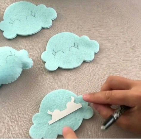 Felt Cloud, Baby Mobil, Felt Crafts Patterns, Felt Crafts Diy, Felt Patterns, Baby Diy, Felt Diy, Felt Dolls, Baby Crafts