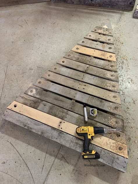 DIY Pallet Christmas Trees with Lights - Woodshop32 Diy Pallet Xmas Tree, Christmas Yard Ideas, Wooden Pallet Christmas Tree, Pallet Trees, Wood Christmas Trees Diy, Pallet Christmas Trees, Pallet Projects Christmas, Christmas Pallets, Trees With Lights