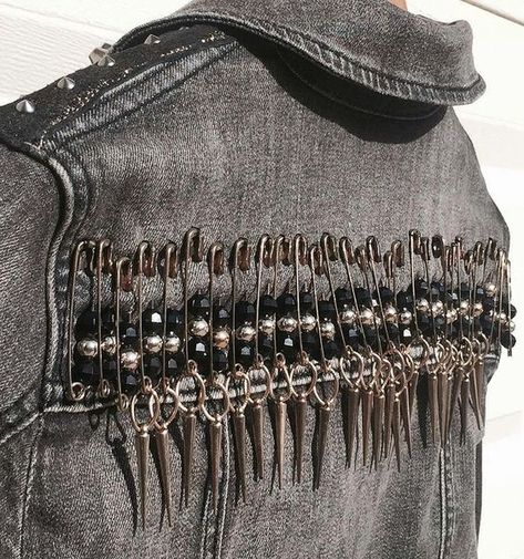 Skirt Decoration Ideas, Denim Jacket Back Design, Denim Jacket Design Ideas, Diy Jean Jacket Ideas, Upcycled Jackets, Diy Denim Jacket, Battle Jacket, Show Jackets, Diy Jacket