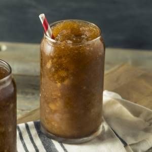 Chicken Diablo Recipe, Coke Slushie Recipe, Slushy Drinks, Frozen Drink Recipes, Yummy Summer Drinks, Slush Puppy, Slushie Recipe, Jack And Coke, Homemade Soda