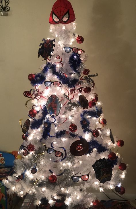 Spider Man Tree, Spider Man Christmas Tree, Spiderman Christmas Tree, Spider Man Christmas, Spiderman Christmas, Superhero Christmas, Spiderman Decorations, Homemade Christmas Tree, Christmas Tree Decorating Ideas