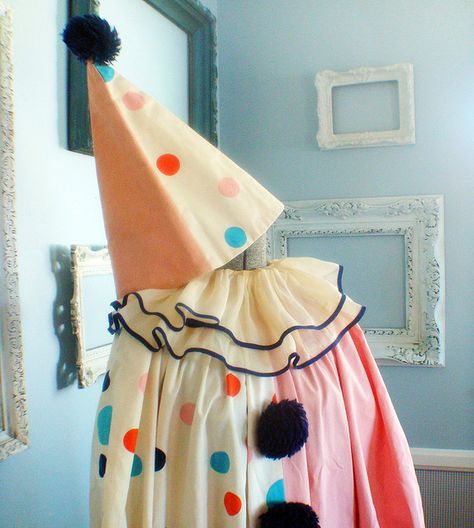 Vintage clown costume Clown Costume Vintage, Karneval Diy, Clown Vintage, Pierrot Clown, Clown Clothes, Halloween Clown, Diy Kostüm, Send In The Clowns, Cute Clown