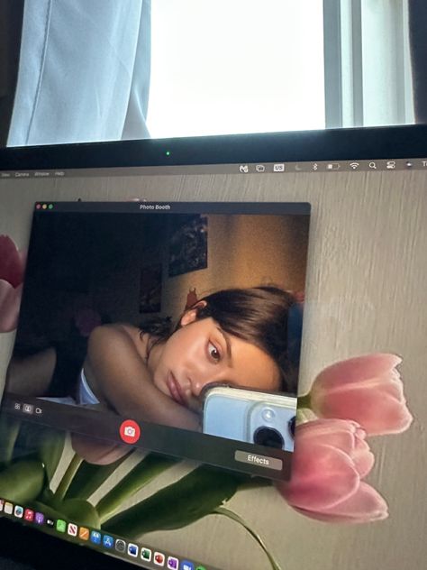 Macbook Mirror Selfie, Photo Booth Ideas Macbook, Mac Photobooth Ideas, Mac Photobooth Selfie, Macbook Pictures Aesthetic, Photobooth Macbook Ideas, Macbook Camera Selfie, Photobooth Macbook Aesthetic, Mac Photobooth Aesthetic