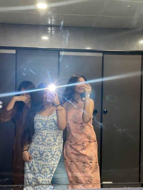 #mirrorselfies #trio #poses #instagram #friends #girlsroom Trio Mirror Selfie, Mirror Selfie Friends, Bff Pfp, Trio Poses, Instagram Friends, Mirror Selfie Poses, Poses Instagram, Instagram Pose, Friend Poses