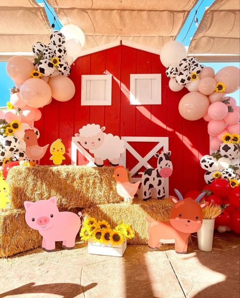 Farm Baby Birthday, Barnyard Birthday Decorations, Barn Birthday Party, Mcdonalds Birthday Party, Barnyard Birthday Party, Farm Theme Birthday, Farm Animal Party, Farm Animals Birthday Party, Farm Themed Birthday Party