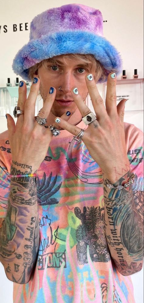 Colson Baker Cute, Bucket Hat Winter, Blonde Dye, Mens Nails, Branded Outfits, Colson Baker, Grunge Nails, Jaden Smith, Nail Polish Art