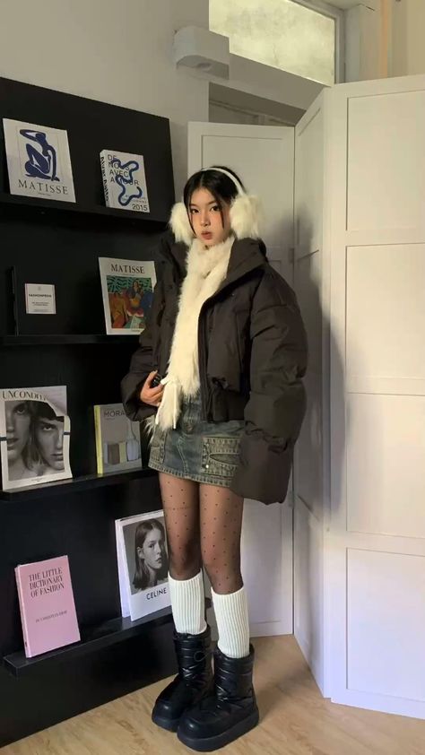 Korean Street Winter Fashion, Japan Outfit Inspiration, Korea Cute Outfit, Winter Fits Inspo Aesthetic, Winter Outfits Cool Street Style, Short Winter Boots Outfits, Aesthetic Winter Outfits Skirt, Cute Asian Winter Outfits, Japan Outfits November