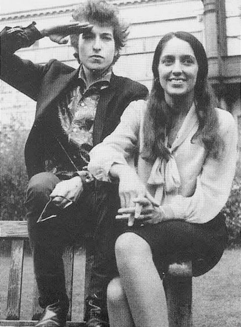 Bob Dylan and Joan Baez circa 1963. 60s Vibe, Art Humor, Joan Baez, Architecture Quotes, Jeff Buckley, Tattoos Art, Band Memes, Folk Song, Folk Music