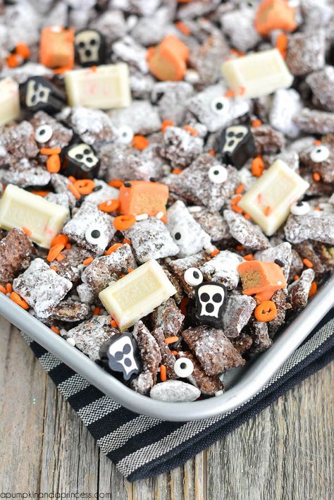 HALLOWEEN MUDDY BUDDIES – looking for an easy Halloween treat? This muddy buddies recipe is great for a Halloween party or spooky movie night! Halloween Muddy Buddies, Halloween Party Appetizers Easy, Homemade Halloween Treats, Halloween Appetizers Easy, Muddy Buddies Recipe, Postres Halloween, Halloween Party Appetizers, Appetizers For Kids, Halloween Movie Night