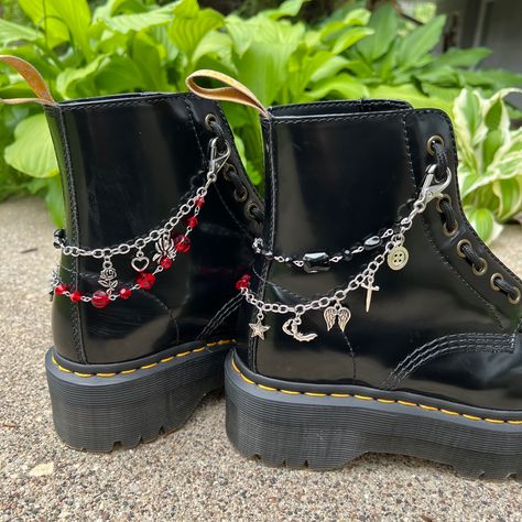 Doc Marten Chain, Dr Martens Accessories, Doc Marten Accessories, Boot Charms Docs, Shoe Chains Diy, Boot Chains Diy, Shoe Accessories Diy, Halloween Boots, Boot Chains