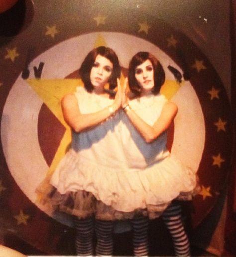 Conjoined Twins Aesthetic, Siamese Twins Costume, Conjoined Twins Costume, Conjoined Twins Oc, Dark Cabaret, Steampunk Circus, Siamese Twins, Twins Posing, Twin Costumes