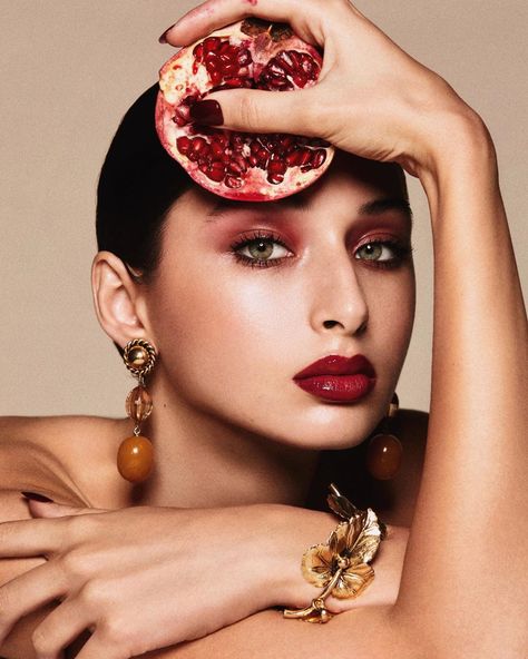 Yalda Night Makeup, Fruit Photoshoot, Nima Benati, Fruit Shoot, Yalda Night, Festival Makeup Glitter, Pre Wedding Videos, Mode Editorials, Jewelry Photography Styling