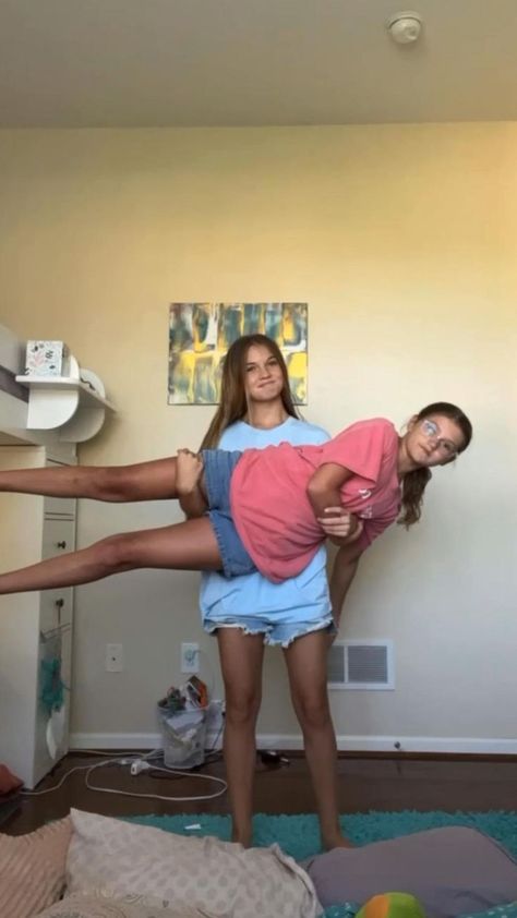 2 Person Stunts, Cool Handshakes, Fun Sleepover Games, Guy Advice, Things To Do With Friends, Cheer Poses, Gymnastics Skills, Best Friend Activities, Best Friend Challenges