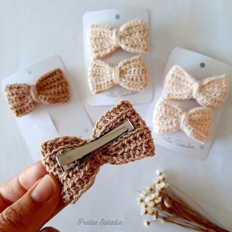 Step-by-Step Crochet: Bow and Scrunchies for Trendy Hair Popular Crochet Items To Sell, Crochet Business Ideas, Crochet Bow, Crochet Hair Clips, Crochet Bows, Crochet Hair Accessories, Crochet Business, Pola Sulam, Diy Crochet Projects